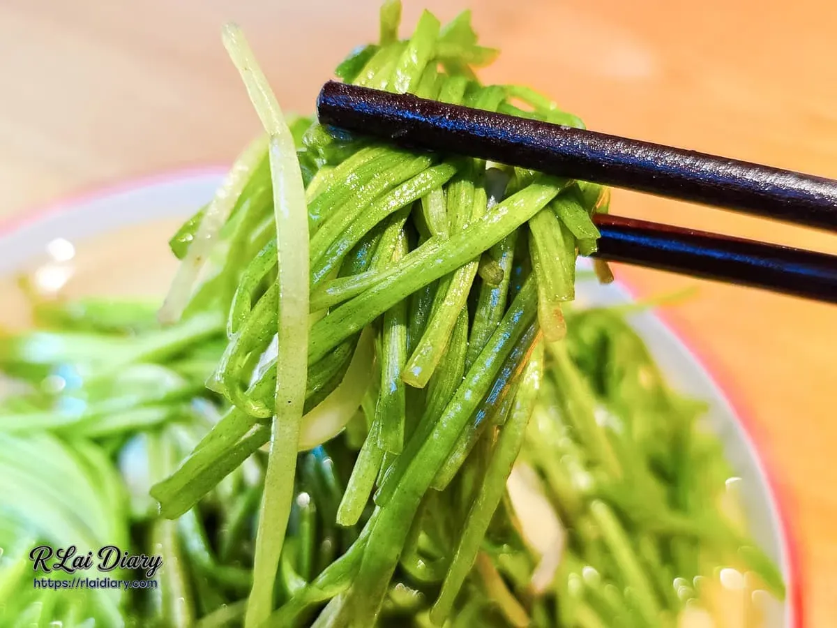 筷子夾起正太酸菜魚熗炒水蓮特寫展現翠綠光澤與多汁纖維