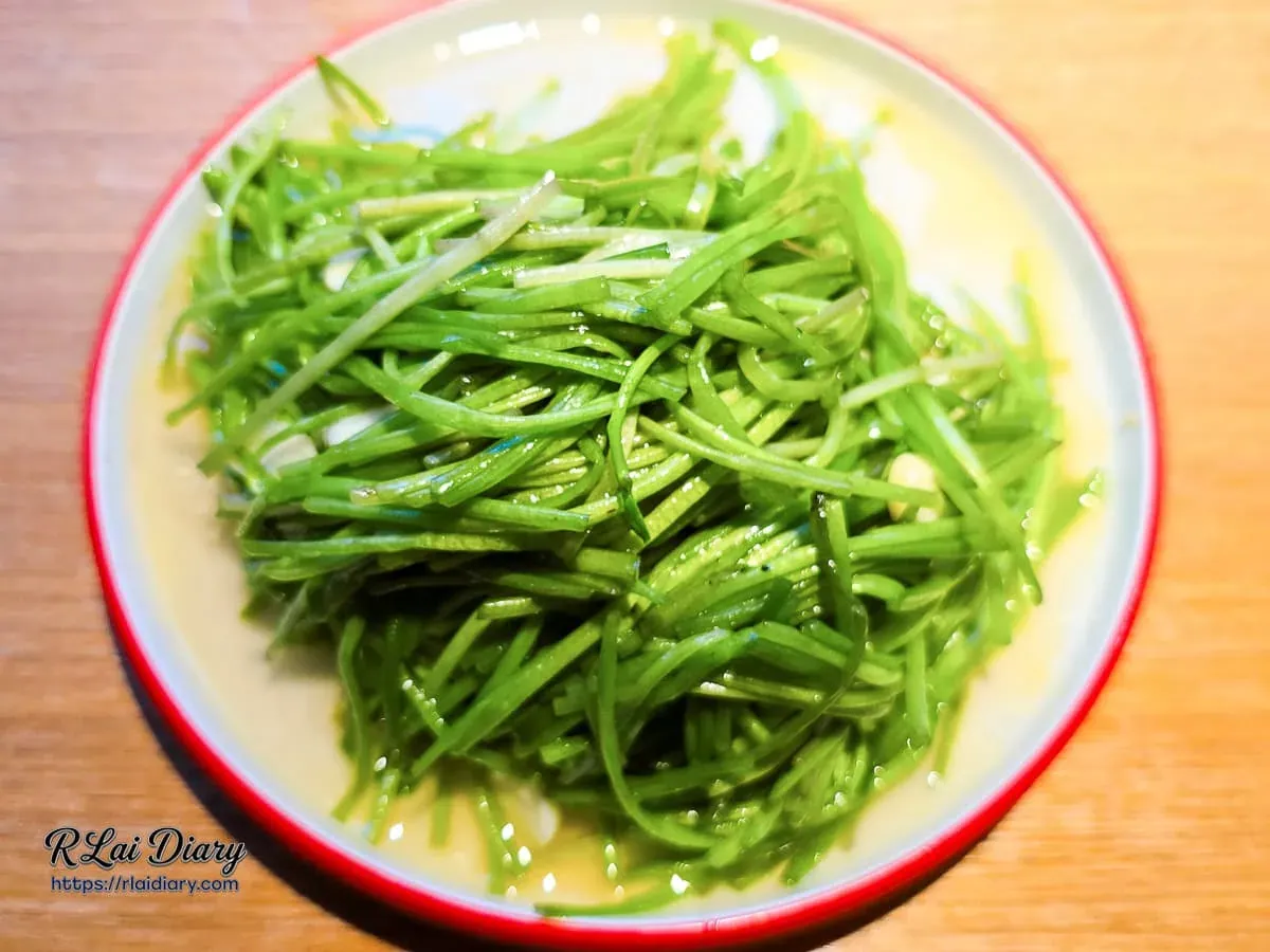 正太酸菜魚熗炒水蓮俯拍視角搭配金黃蒜片點綴