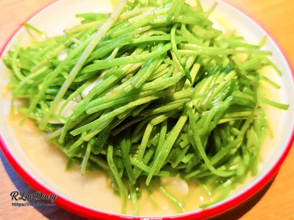 正太酸菜魚熗炒水蓮側面特寫呈現大火快炒的油亮脆度