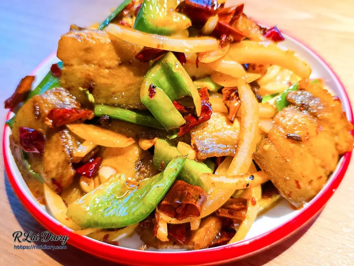 正太酸菜魚回鍋肉側面特寫呈現大火快炒的鑊氣與豐富配料