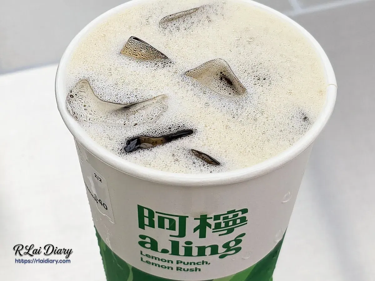 阿檸 a.ling 西門店：雋永原萃「鴨屎香紅茶」特寫，細膩泡沫鎖住銀花般的清冷茶韻