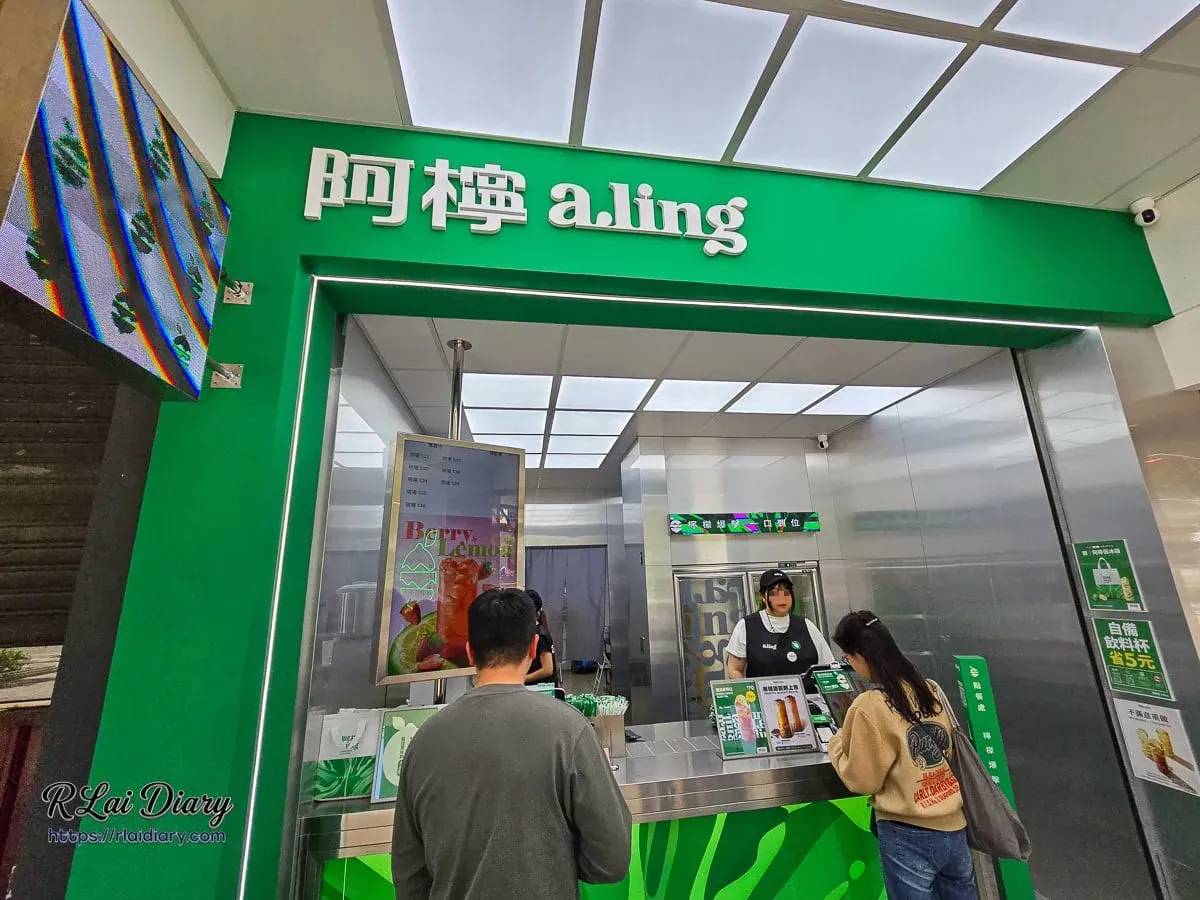 阿檸 a.ling 西門店：簡約現代的點餐櫃檯與開放式吧台，店員正忙於製作新鮮現打飲品