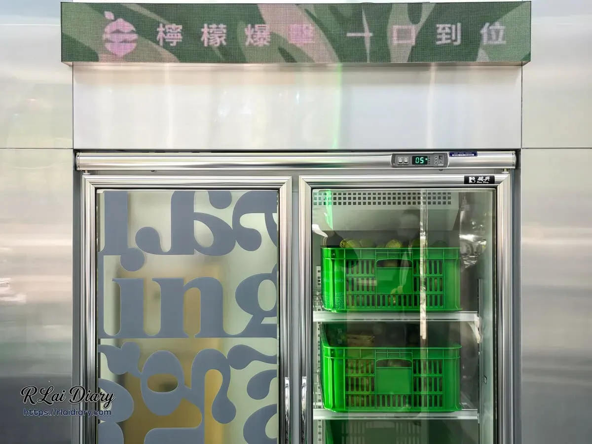 阿檸 a.ling 西門店：專業低溫冷藏櫃中存放著產地直送的翠綠香水檸檬，保證食材鮮度