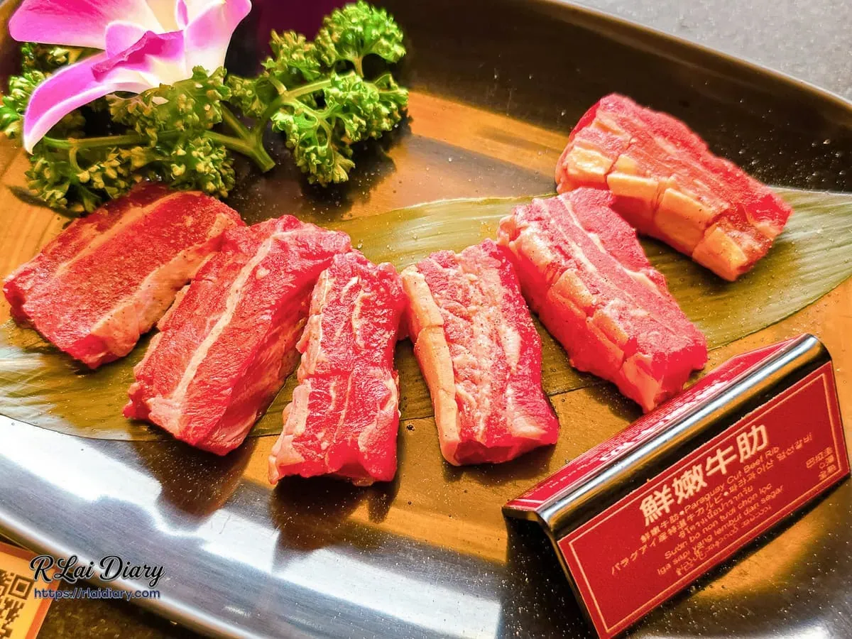 鮮嫩牛肋條在火烤後油脂轉化為焦糖色澤，嚼勁十足