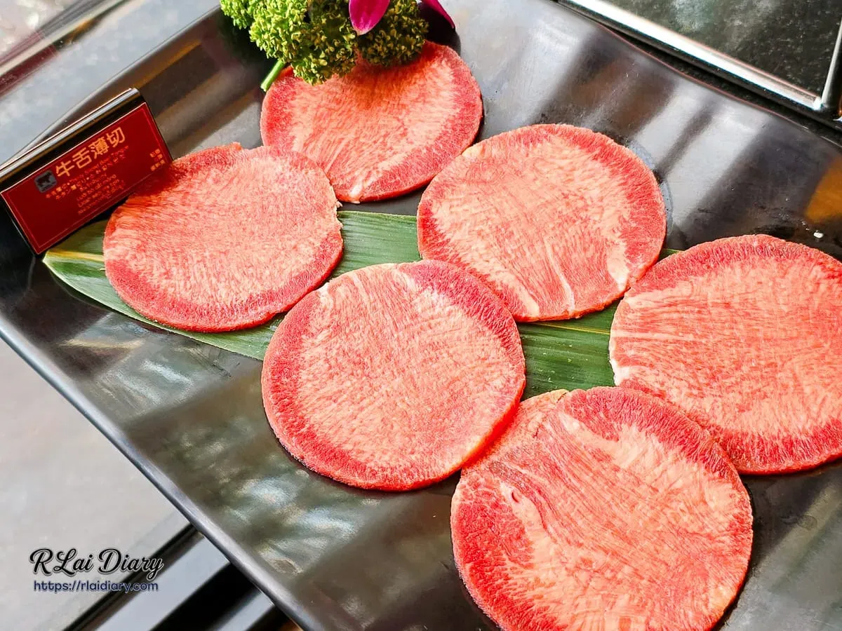 燒肉開胃首選牛舌薄切，單面炙燒後口感極致脆口