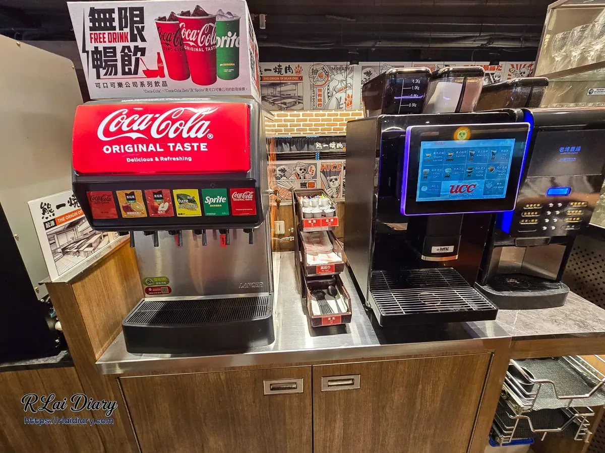 各式汽水、可樂與咖啡熱飲機，無限暢飲的飲品吧