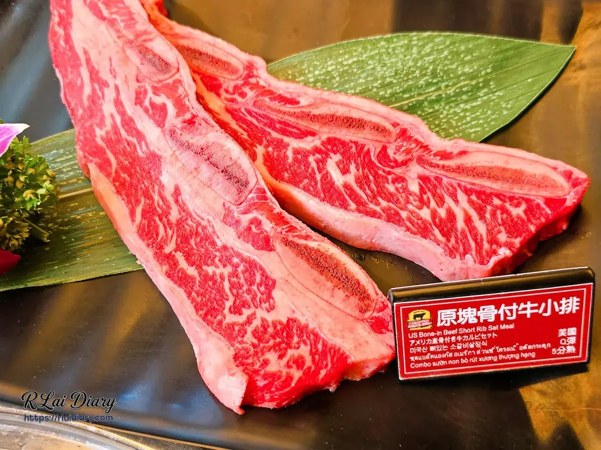 厚實的原塊骨付牛小排，烤過後骨邊肉醇厚風味驚艷