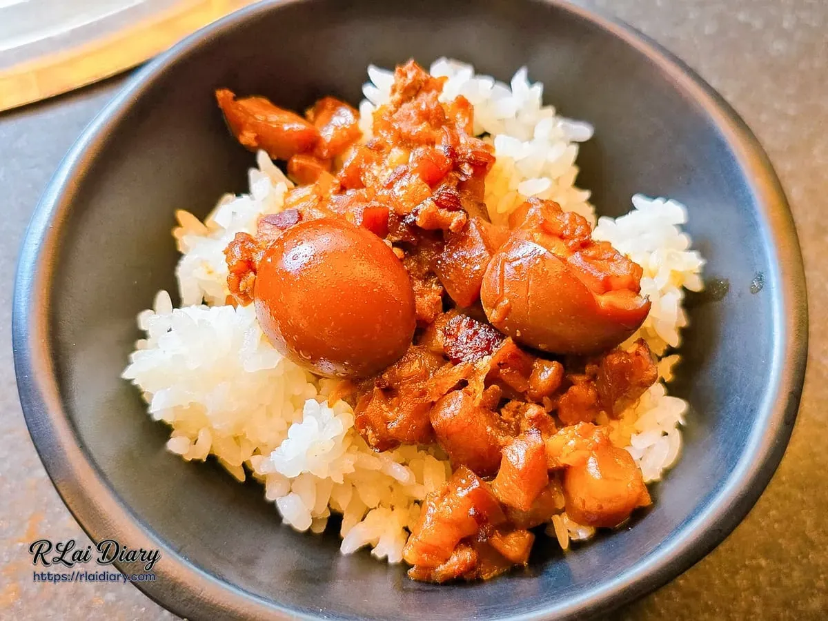 熊一自助吧超人氣黃金滷肉飯，膠質滿滿配上鵪鶉蛋