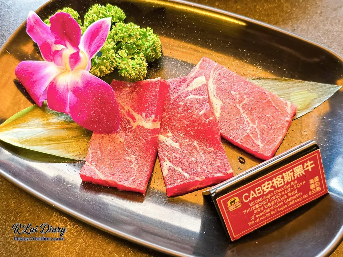CAB 安格斯黑牛原塊切片，肉質紅潤且香氣噴發