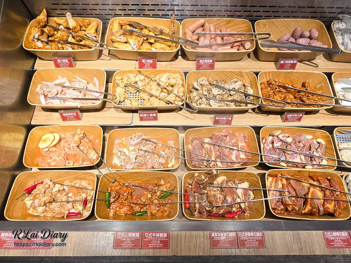 包含日式山賊雞腿與豬排等多種口味的醃漬肉品區