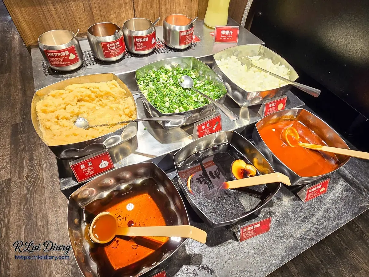 熊一燒肉各式特製醬料，包含秘製椒鹽與日式芥末椒鹽