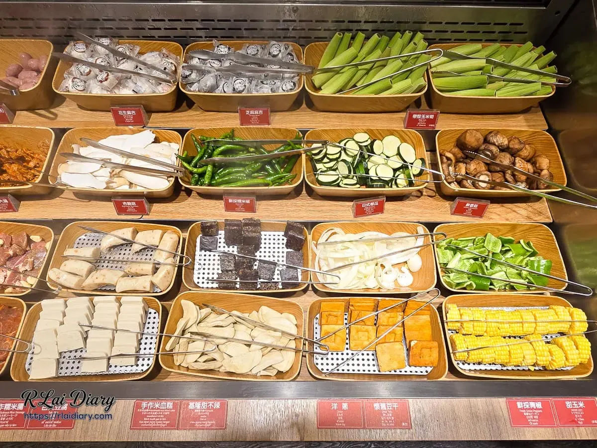 自助吧提供的豐富火鍋料與鮮採蔬果，食材層次多變