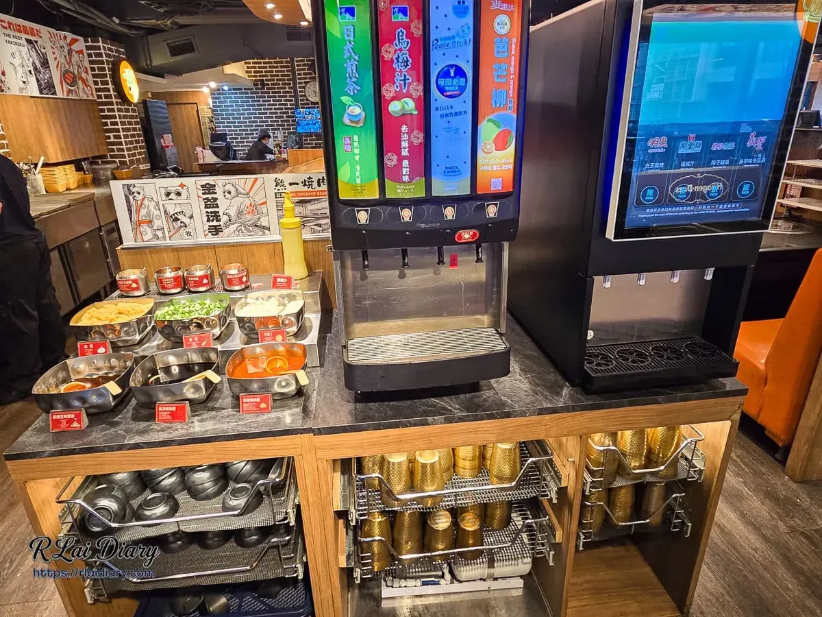 自助吧多元醬料區與冷飲機，提供豐富的佐餐風味選擇