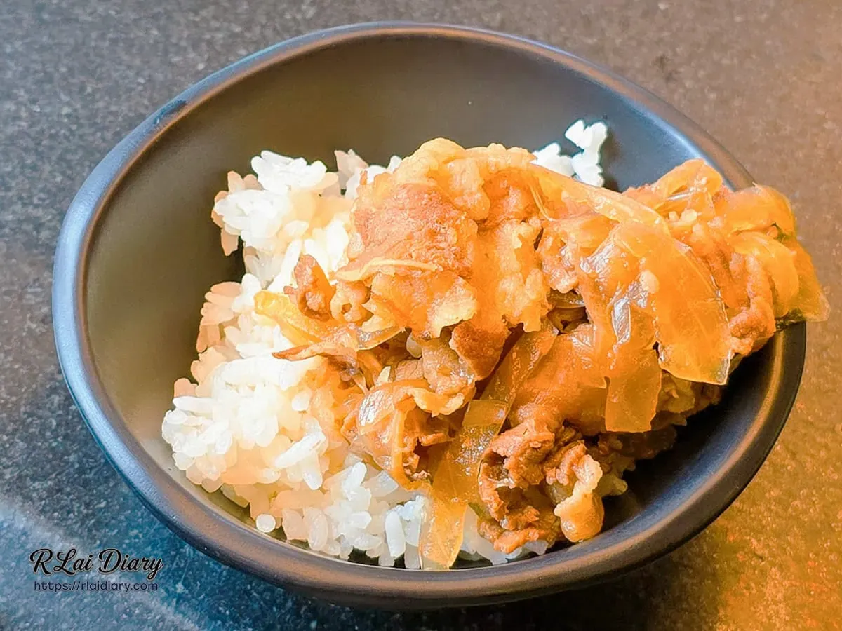 鹹甜適中的壽喜燒牛丼，淋在台灣一等米上極其下飯