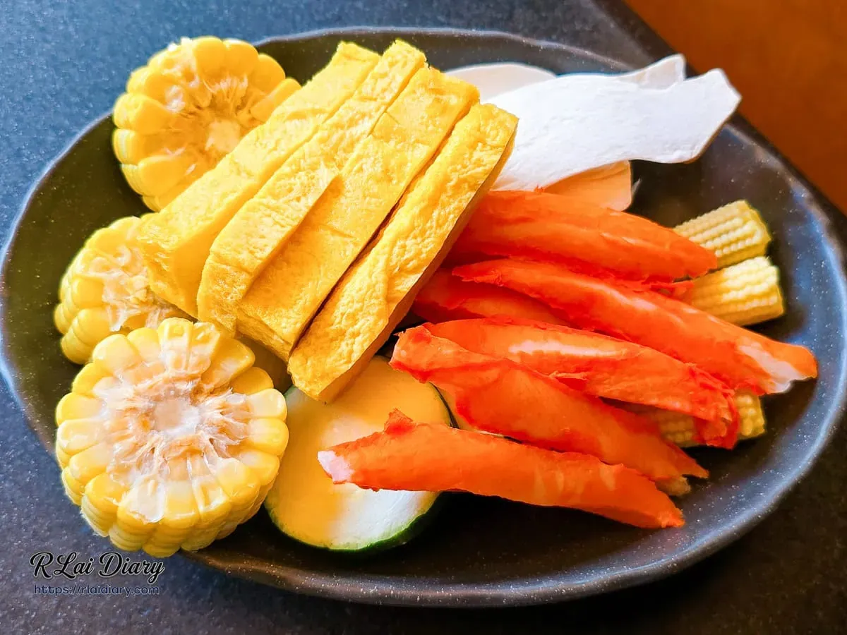 燒肉解膩必備的蔬食盤，包含玉米筍、櫛瓜與玉子燒