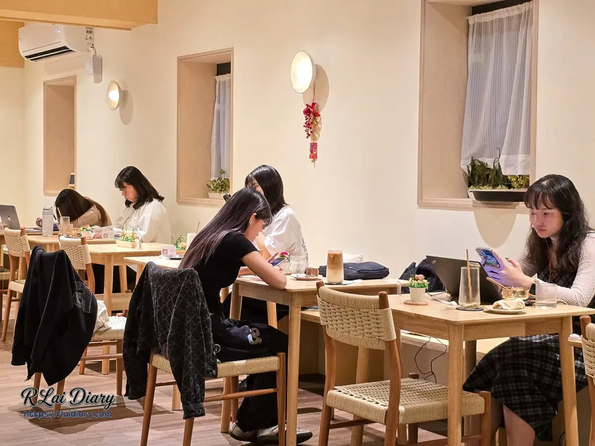 聲島咖啡 Being Cafe 溫馨淺木質調室內環境與舒適座位區