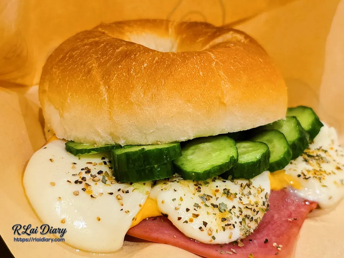 bagel-cheese-cucumber.jpg 聲島咖啡熔岩起司貝果近看，融化的起司與爽脆小黃瓜達成絕妙平衡