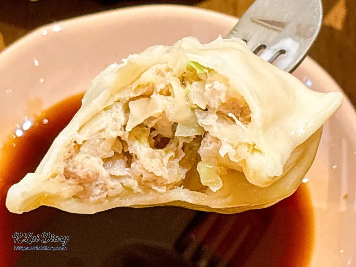 聲島咖啡Being Cafe手工高麗菜鮮肉水餃內餡，皮Ｑ帶勁且肉汁鮮甜