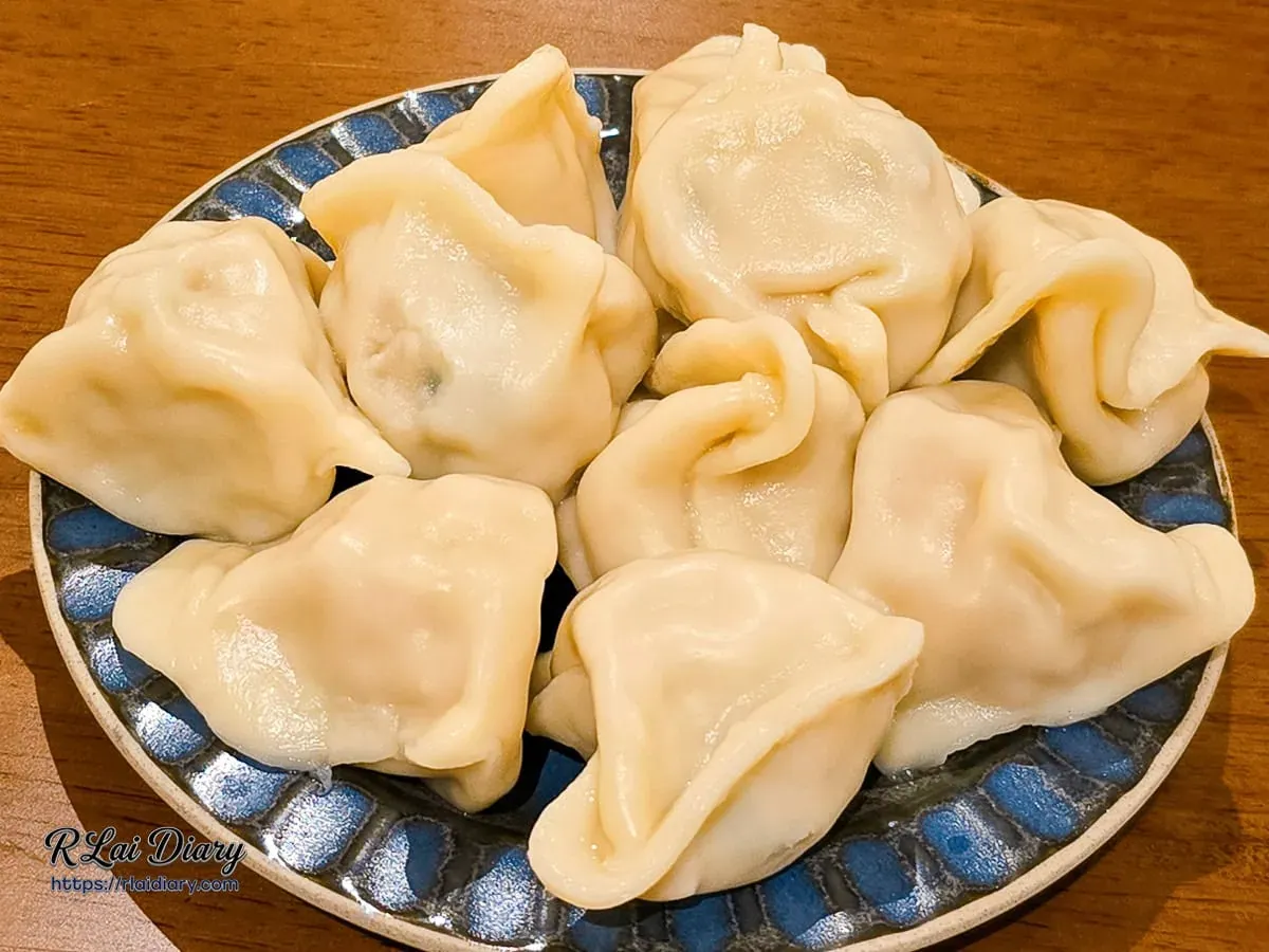 聲島咖啡手工高麗菜水餃，圓潤飽滿的元寶狀外型，滿載家的溫度