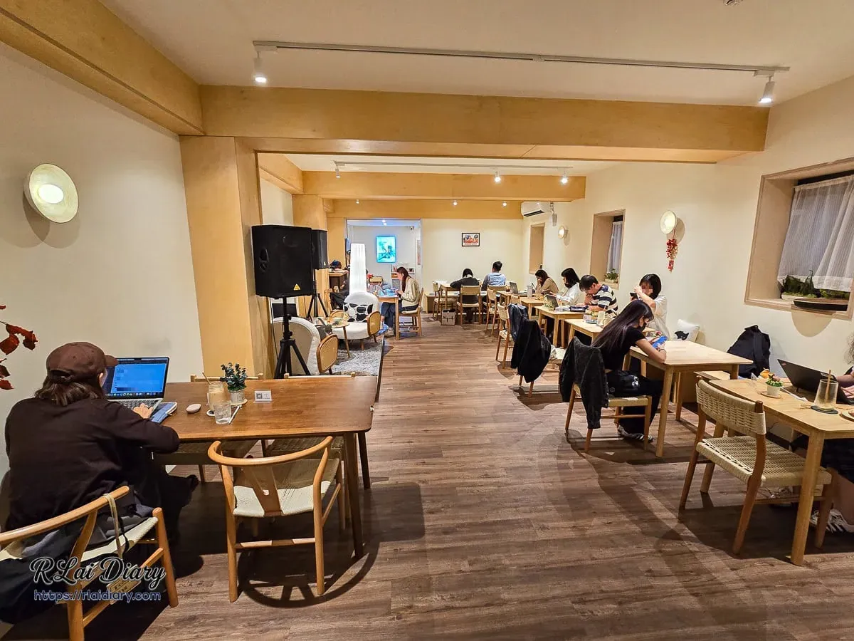 台北師大不限時咖啡廳推薦：聲島咖啡 Being Cafe 寬敞室內空間與大桌子工作區