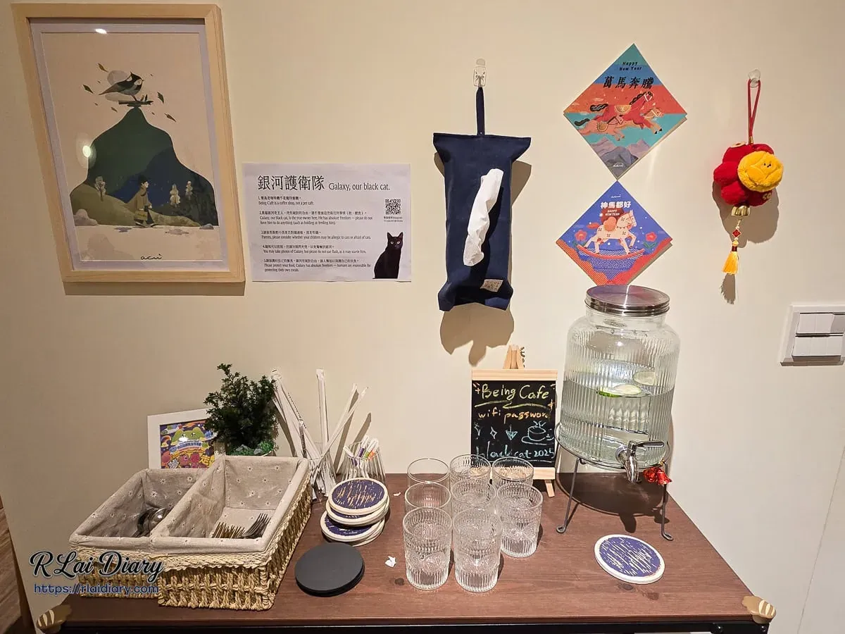 聲島咖啡自助區細節，波紋玻璃杯與編織餐具籃展現生活美學