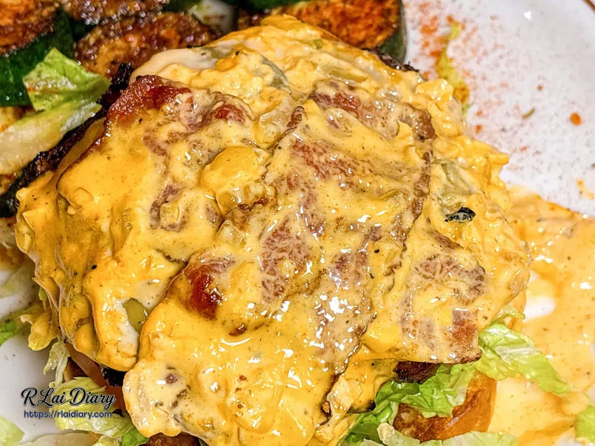 獨家口味：Bounce Back 玉米濃湯淋醬完美包裹厚實牛肉排