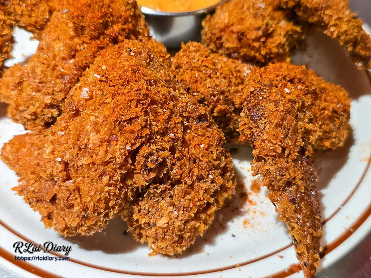 Bounce Back 麥酥雞翅細節：裹上麥片的厚實酥皮與鹹甜牛奶糖風味