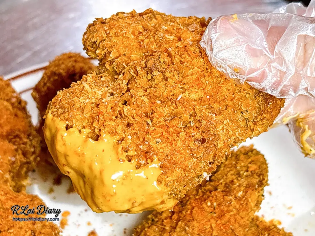 超酥脆口感！Bounce Back 麥酥雞翅沾取特製辣醬的誘人瞬間