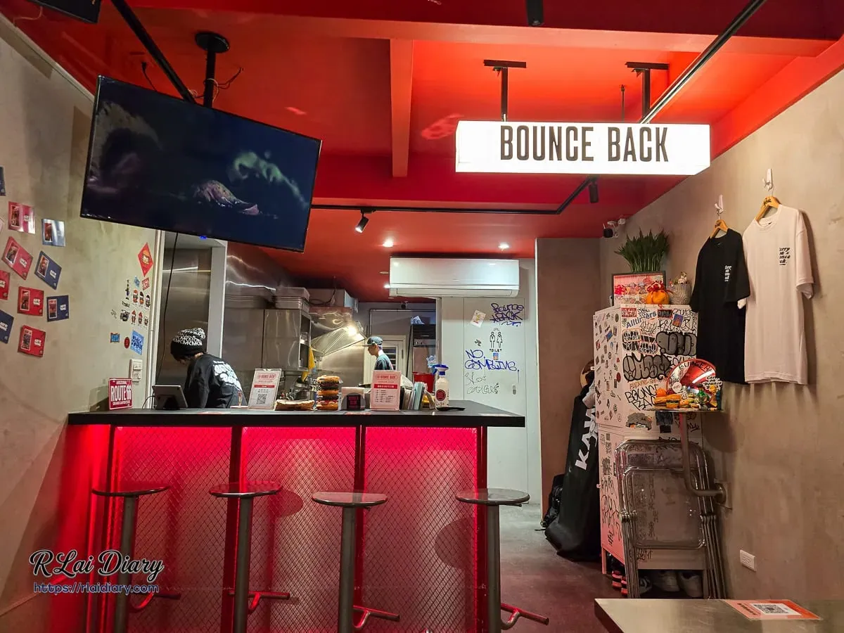 Bounce Back 開放式廚房與紅色燈光吧檯，營造熱血創業氛圍