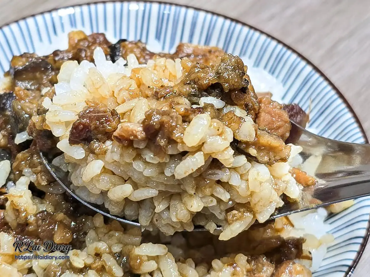滷肉飯近照特寫，晶瑩剔透的米飯搭配琥珀色肉燥