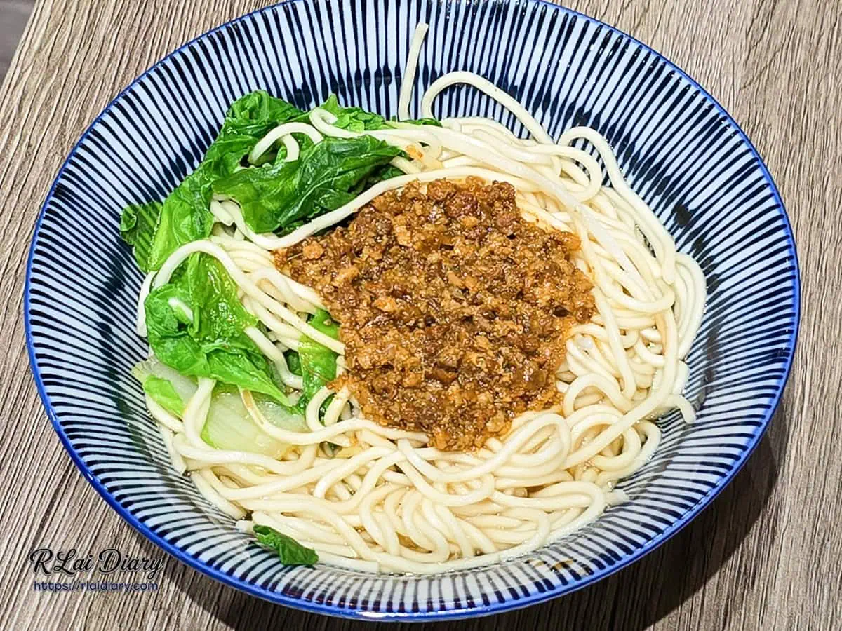 招牌乾陽春麵，細直麵體搭配時令青菜與鮮美肉燥