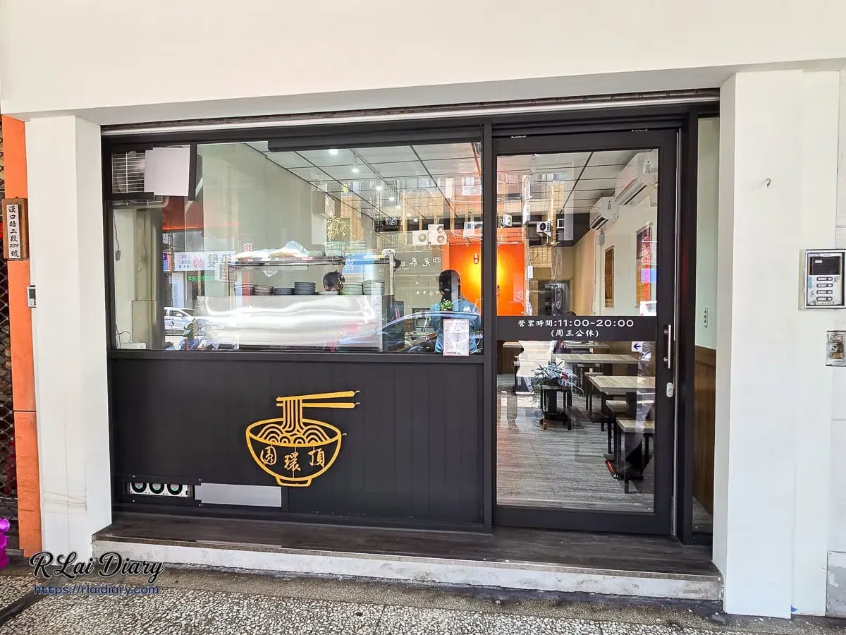台中西屯鹿港圓環頂麵食館門面設計，極簡木質風格麵館