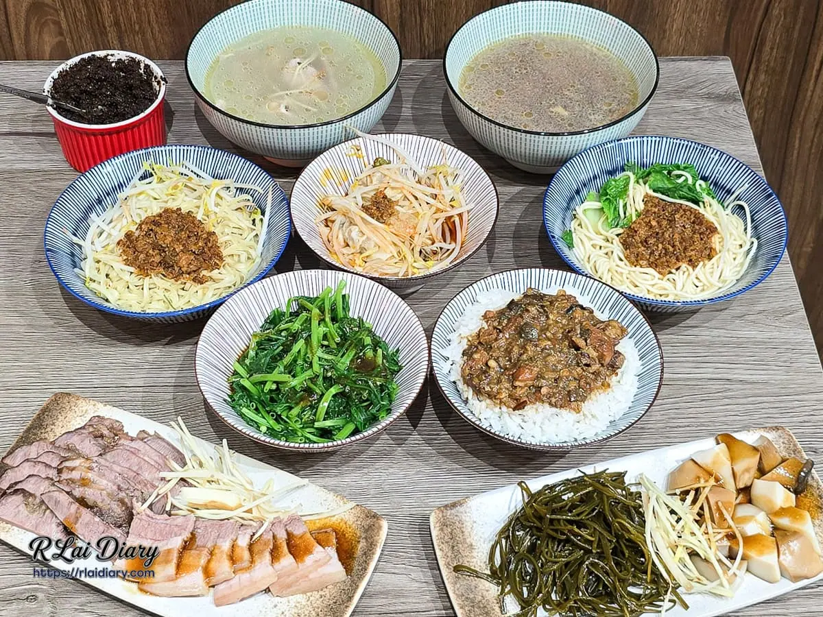 鹿港圓環頂麵食館全桌餐點合照,包含乾意麵、滷肉飯、紅油抄手與各式小菜湯品
