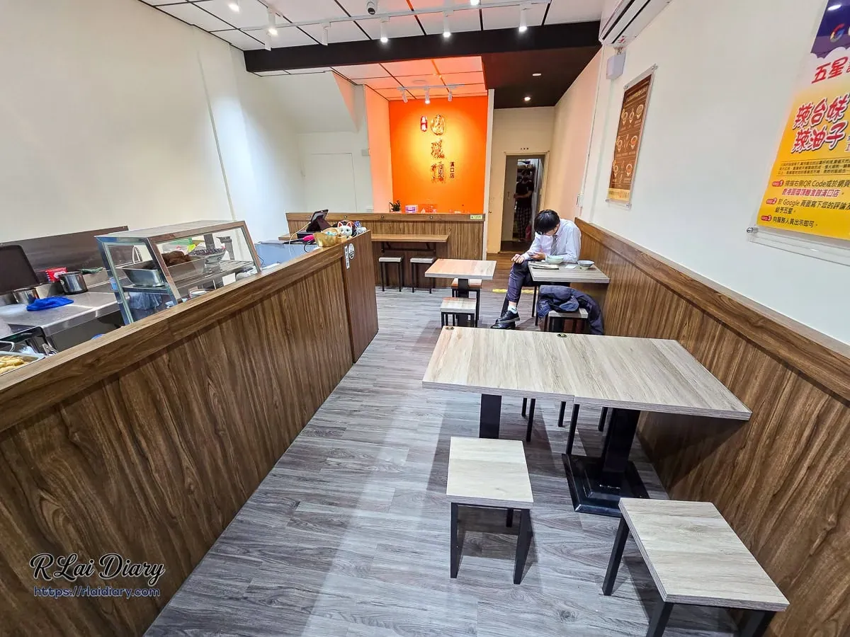 鹿港圓環頂漢口店室內用餐環境，乾淨明亮的木質文青風麵店