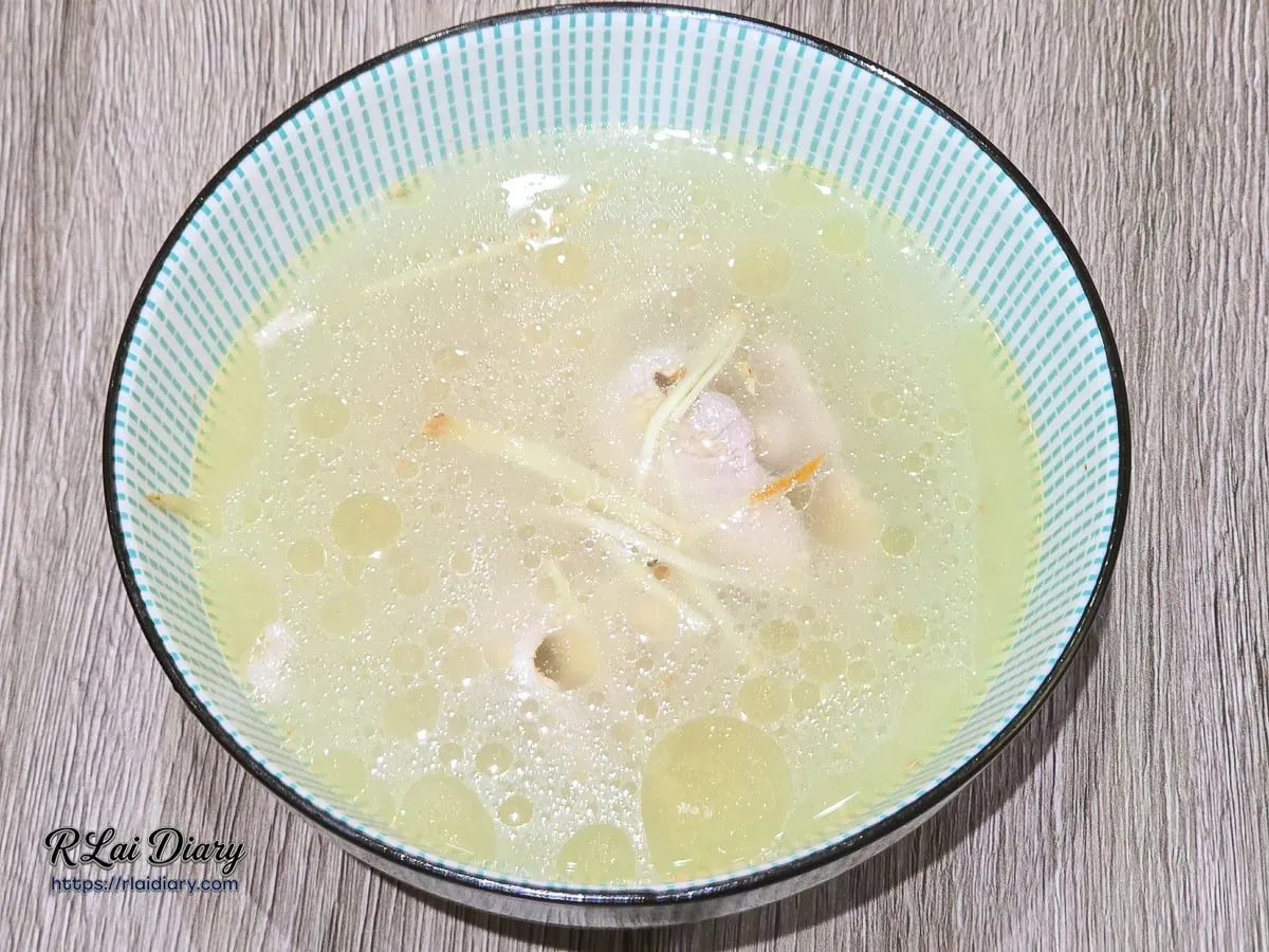 招牌瘦肉湯，選用鮮嫩小里肌肉搭配清甜薑絲高湯