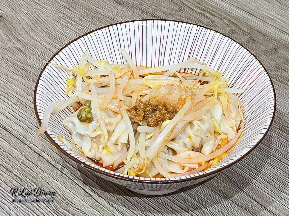 紅油抄手俯視照，點綴蒜泥與肉燥的辛香層次