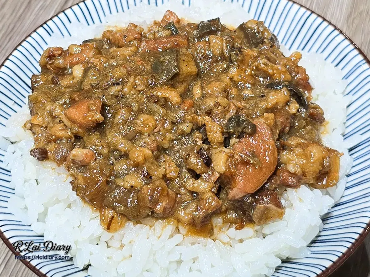 滷肉飯俯拍圖，琥珀色肉燥與粒粒分明的白飯