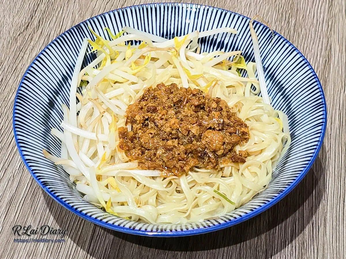 鹿港圓環頂招牌乾意麵，手打意麵搭配特製肉燥與爽脆豆芽