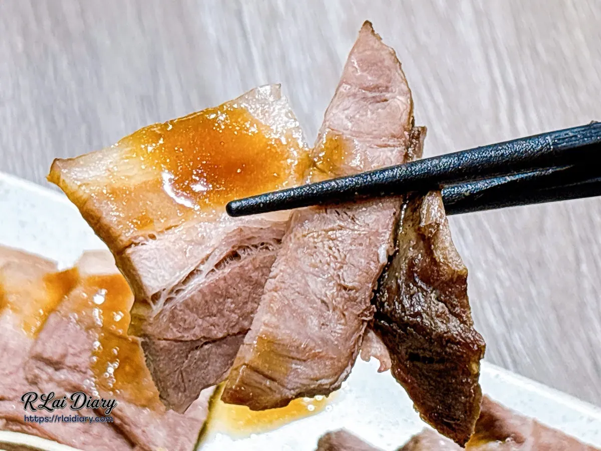 菊花肉與白切肉筷夾特寫，展現肉質細嫩與沾醬後的琥珀色澤
