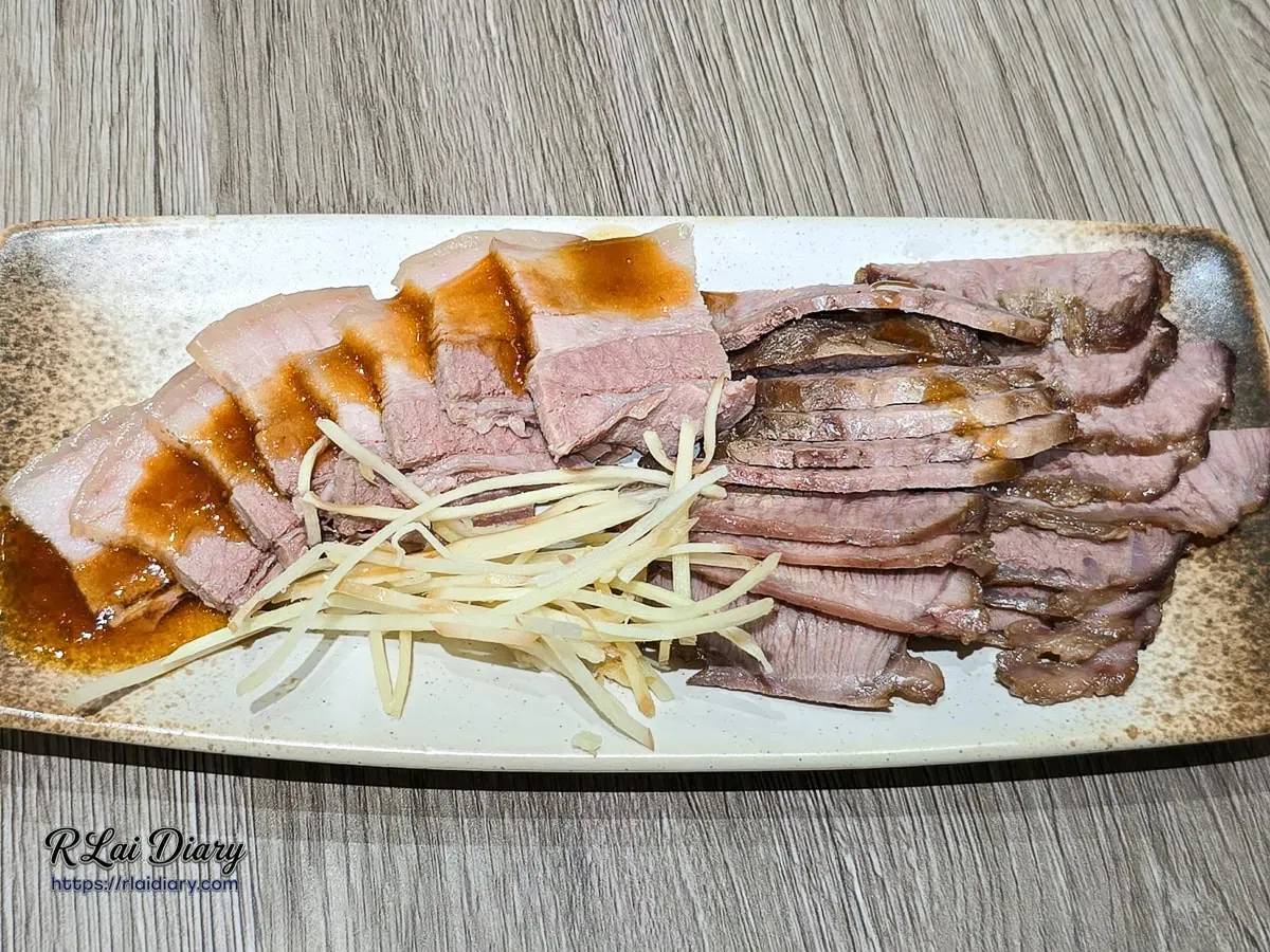 肉食小菜雙拼：菊花肉（嘴邊肉）與白切肉，脂香滿溢的切盤