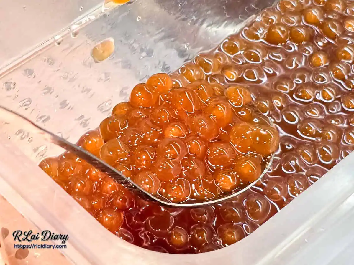 琥珀色手作珍珠：晶瑩剔透且富有 Q 彈嚼勁的珍珠，是冠軍珍奶的靈魂