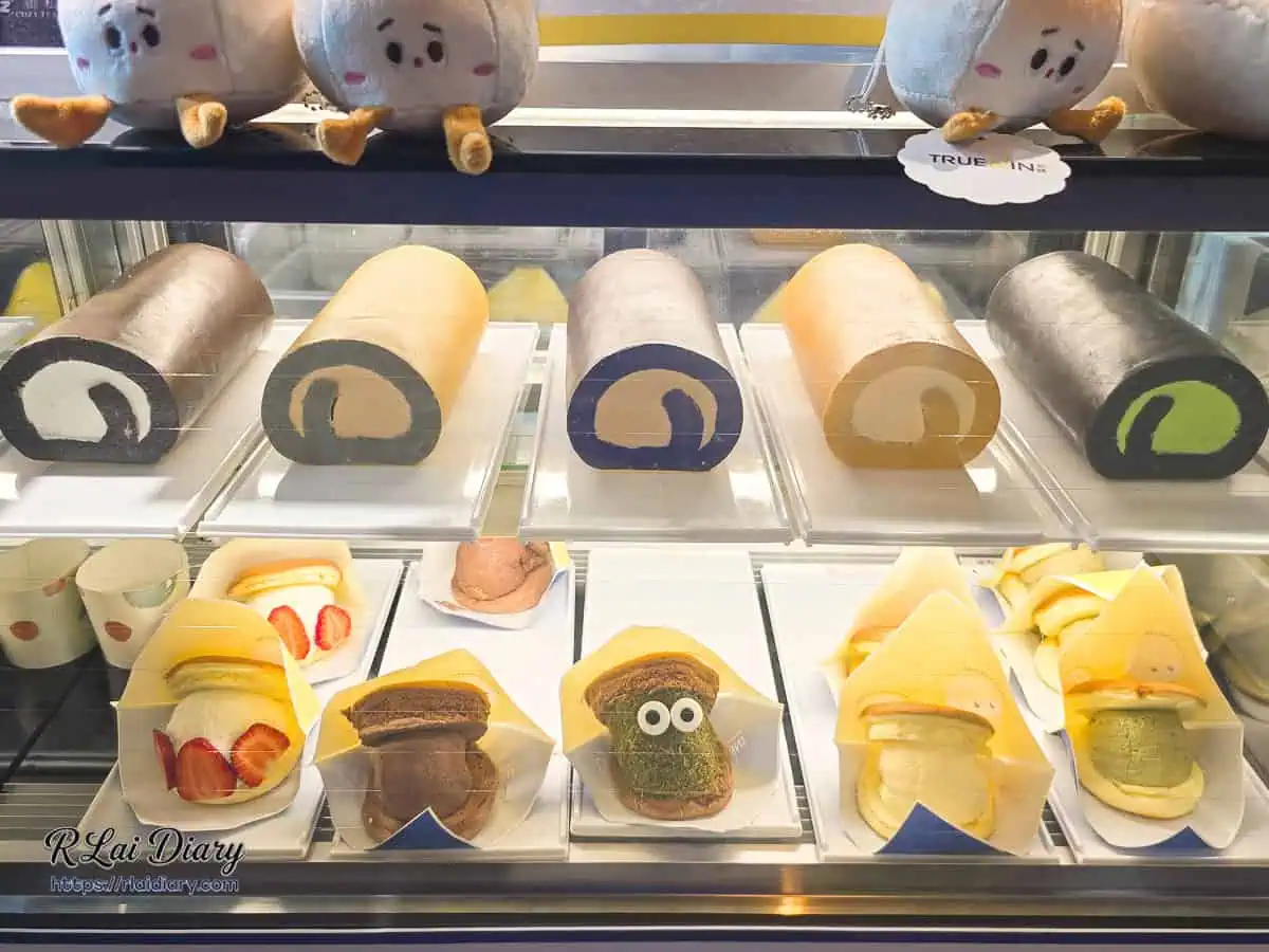 dessert-showcase.jpg 御私藏甜點展示櫃：整齊陳列多款 byebyeblues 生乳捲與長著大眼睛的可愛舒芙蕾