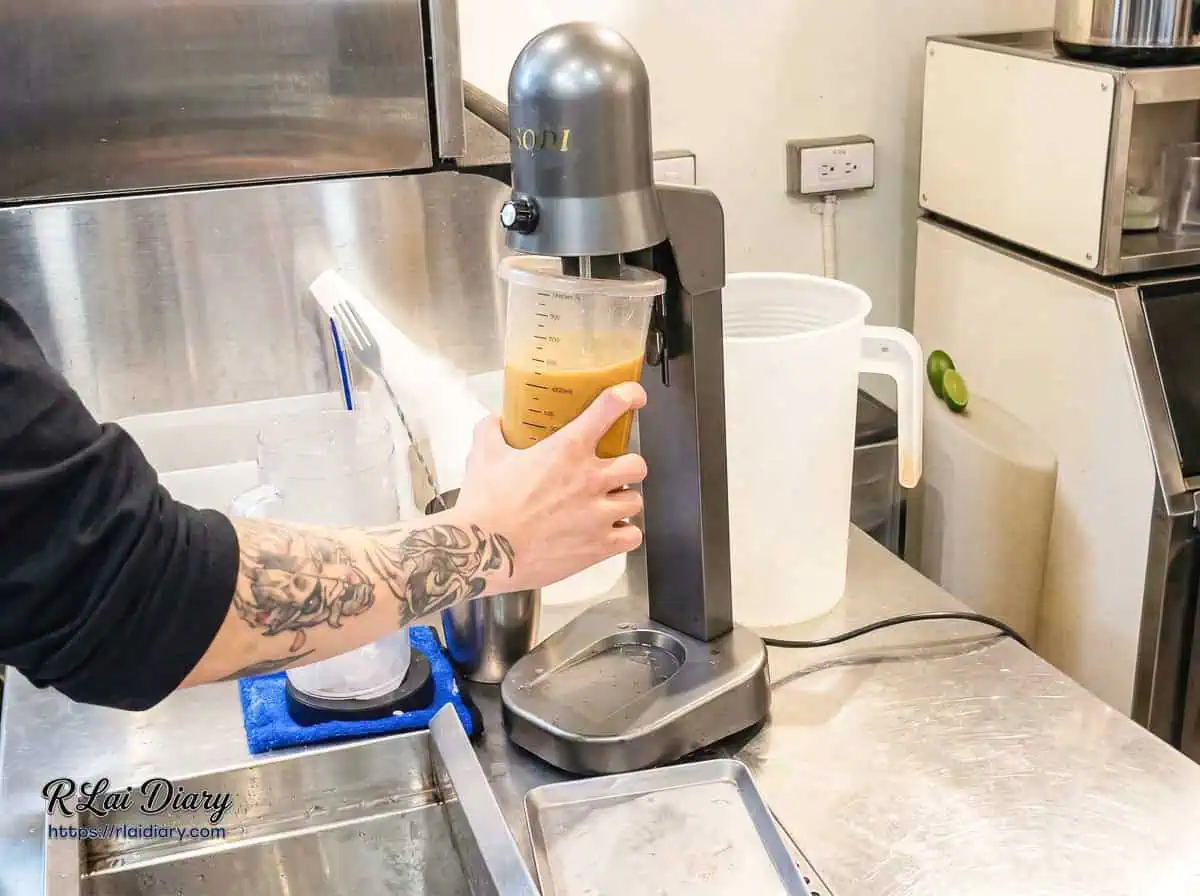 專業製茶過程：店員操作自動搖茶機，確保每一杯黑龍奶茶的比例精準