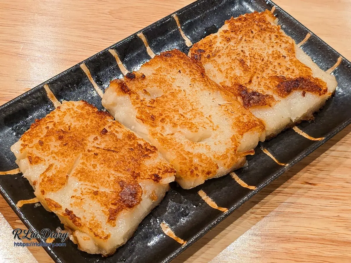 金黃酥脆的港式蘿蔔糕，表面煎至焦香，內裡軟糯綿密