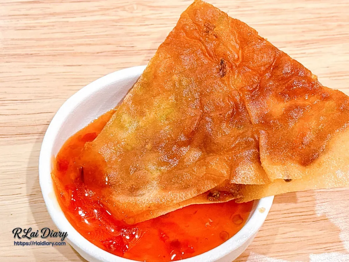 點心源必吃炸物：蝦餅蘸上酸辣醬，提升味覺層次不膩口