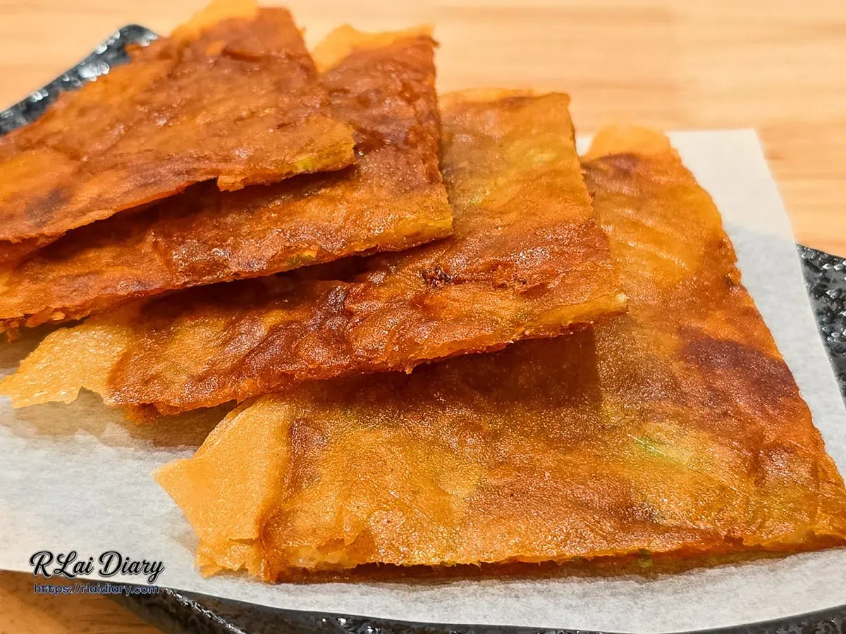 點心源必點炸物：手工蝦餅側面特寫，打破傳統的直觀蝦感