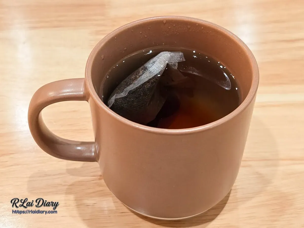 現沖荔香貴妃茶，琥珀色茶湯透出優雅荔枝果香，溫潤且解膩