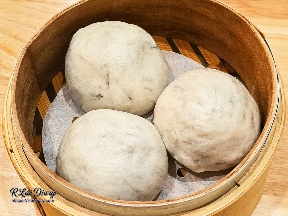 視覺感十足的大理石豆沙包，水墨紋理麵皮包裹細緻綿密的紅豆沙