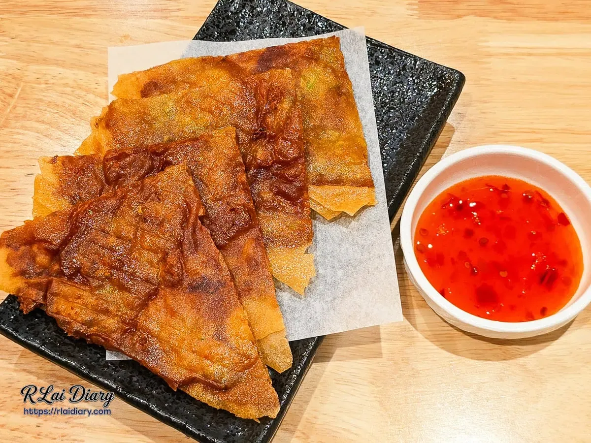 點心源新菜色手工蝦餅，金黃厚實的外皮搭配特製泰式酸辣醬