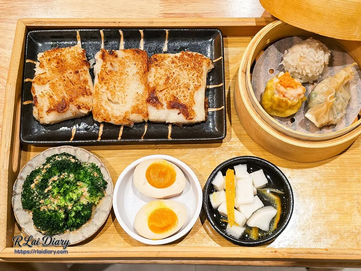 招牌簡餐全貌，包含現煎蘿蔔糕、三款手工蒸點、配菜與溏心蛋的豐盛組合